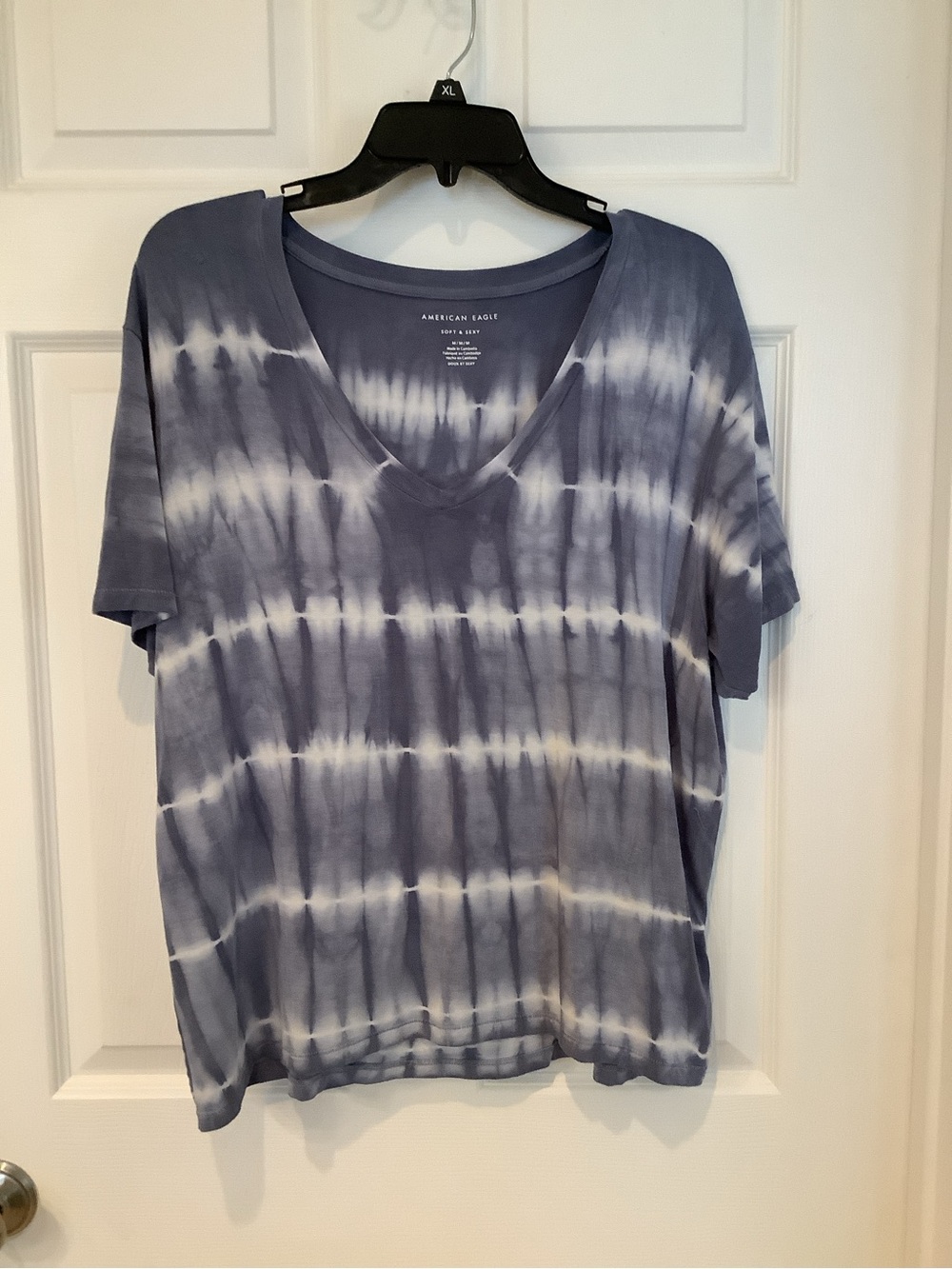 American Eagle Outfitters Women's Navy and White Tie-Dye V-Neck Tee